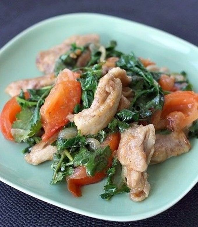 鶏肉とトマト、香菜のエスニック炒め-レシピのメイン写真