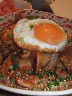 目玉焼き オン 豚キムチ-レシピのメイン写真