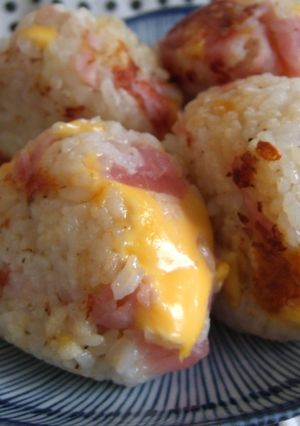 生ハムとチーズの焼きおにぎり-レシピのメイン写真