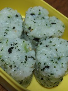 お弁当に♪ハート型でクローバーおにぎり-レシピのメイン写真