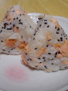 鮭とごま塩のおにぎり-レシピのメイン写真