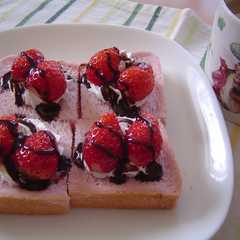 A picture of ふんわり食パンいちごde可愛い朝食♡.