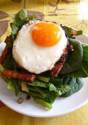 目玉焼きが載ったほうれん草サラダ-レシピのメイン写真