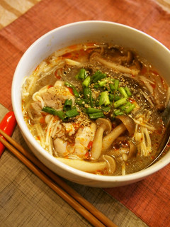 レンジで簡単!手羽元ときのこの酸辣湯麺-レシピのメイン写真