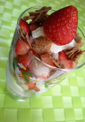 お気楽いちごパフェ-レシピのメイン写真