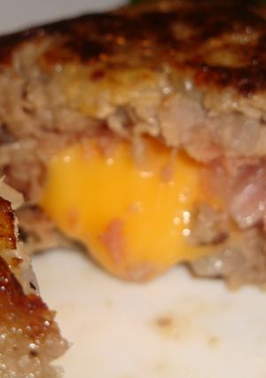 とろ～りチーズが出てくるハンバーグやぁ♪-レシピのメイン写真