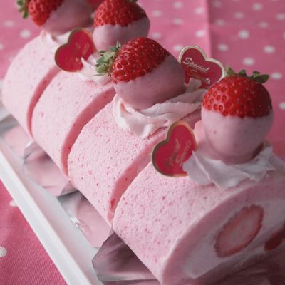 基本からアレンジまで！思わずつくりたくなる「ピンク ロールケーキ
