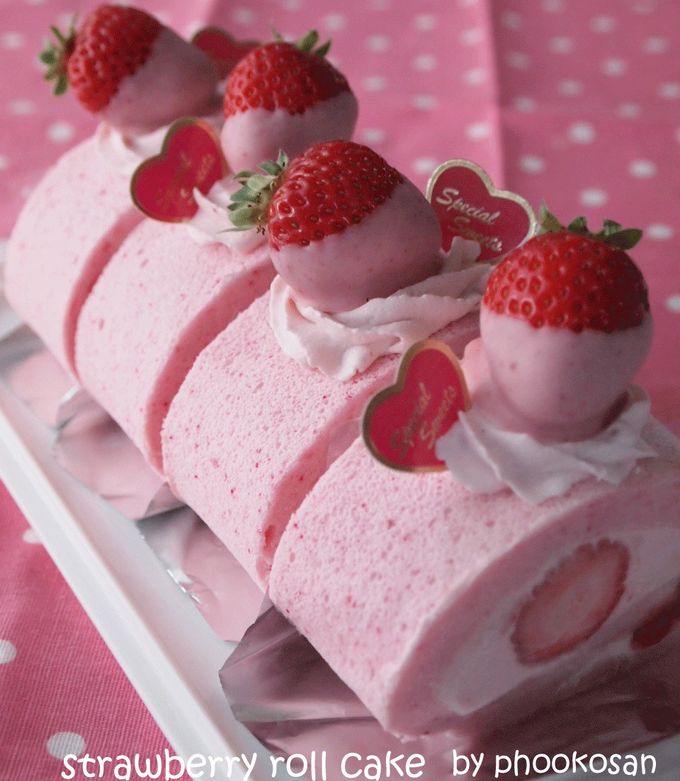 ロールケーキ♥️ピンクくま&小さな苺ショートケーキ