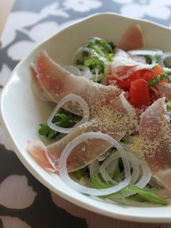 春菊と新玉で☆生ハムのせ春サラダ♪-レシピのメイン写真