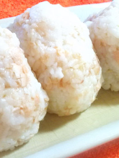 意外な組み合わせ?鮭おかかおにぎり-レシピのメイン写真