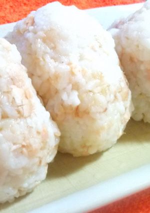 意外な組み合わせ？鮭おかかおにぎり-レシピのメイン写真