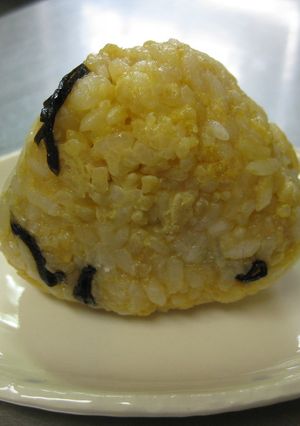 余った玉子ご飯で　半生玉子塩昆布おにぎり-レシピのメイン写真
