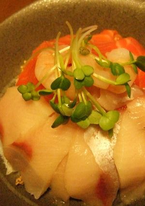 サーモンとブリの鮮やか海鮮丼♪-レシピのメイン写真