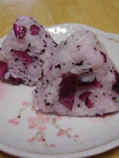 しば漬けと赤しそのおにぎり-レシピのメイン写真