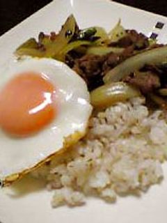 簡単3ステップ!牛肉炒めの玉子のせワンプレート-レシピのメイン写真