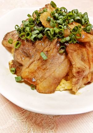 豪華に変身♪ねぎチャーハンの焼肉のせ-レシピのメイン写真