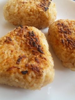 簡単おいしい☆鮭フレーク入り焼きおにぎり-レシピのメイン写真