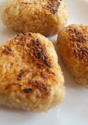 簡単おいしい☆鮭フレーク入り焼きおにぎり-レシピのメイン写真