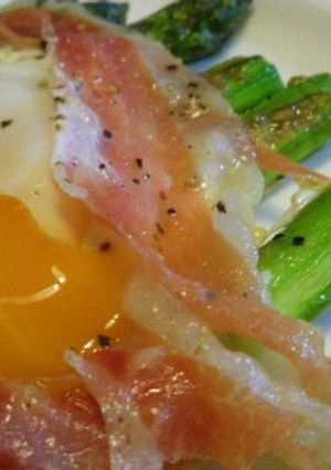 焼きアスパラと生ハムのトロトロ卵添え-レシピのメイン写真