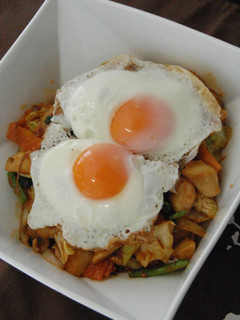 鶏肉と野菜のピリ辛炒め 目玉焼き乗せ-レシピのメイン写真