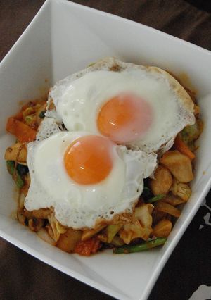 鶏肉と野菜のピリ辛炒め　目玉焼き乗せ-レシピのメイン写真