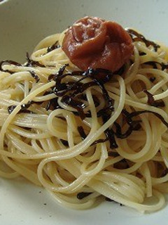 塩昆布パスタ☆梅そのまんま乗せ-レシピのメイン写真