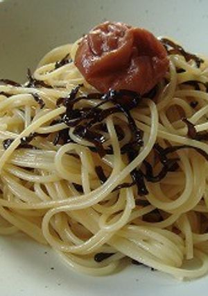 塩昆布パスタ☆梅そのまんま乗せ-レシピのメイン写真