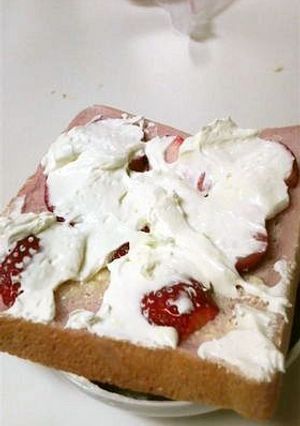 期間限定☆いちご食パンの苺クリームパン-レシピのメイン写真