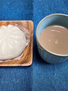 カップとレンジで肉まん豚まん温め➕飲み物-レシピのメイン写真