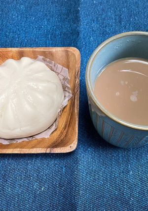 カップとレンジで肉まん豚まん温め➕飲み物-レシピのメイン写真