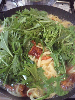 みず菜とドライトマトの節約パスタ-レシピのメイン写真