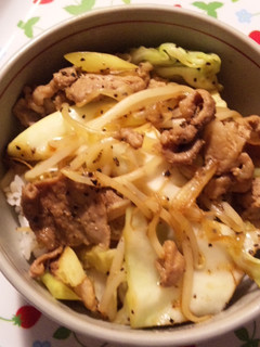 簡単!キャベツもやし豚肉の黒コショウ丼-レシピのメイン写真