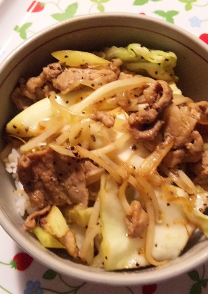 簡単!ｷｬﾍﾞﾂもやし豚肉の黒ｺｼｮｳ丼-レシピのメイン写真