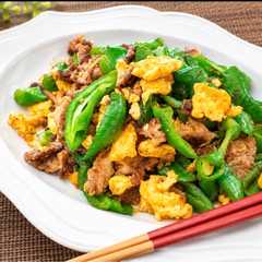 รูปของ 万願寺とうがらしと豚肉のカレー炒め