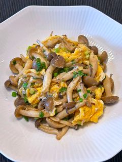 シメジと卵の炒め物(姬菇炒鶏蛋 )-レシピのメイン写真
