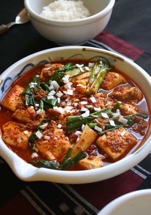 韓【豆腐と葱。赤の煮物】安旨早いでどう？-レシピのメイン写真