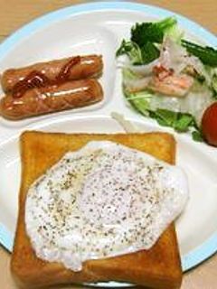 トーストに半熟目玉焼きON。-レシピのメイン写真