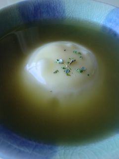 チーズをかぶった丸ごと新玉ねぎスープ-レシピのメイン写真