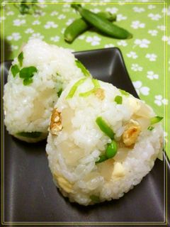 チーズとスナップエンドウと胡桃のおにぎり-レシピのメイン写真