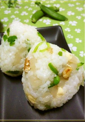 チーズとスナップエンドウと胡桃のおにぎり-レシピのメイン写真