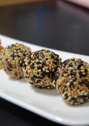 里芋の胡麻団子カレーチーズ餡♪-レシピのメイン写真