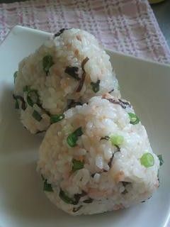 鮭塩こんぶ青ネギのおにぎり-レシピのメイン写真