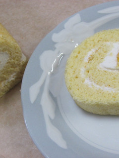 優しい味の黄桃ロールケーキ-レシピのメイン写真