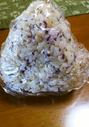 ごまおかかおにぎり〜ゆかり風味〜-レシピのメイン写真