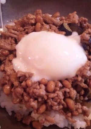 簡単!挽き肉納豆の温卵丼(★'∪`★)-レシピのメイン写真