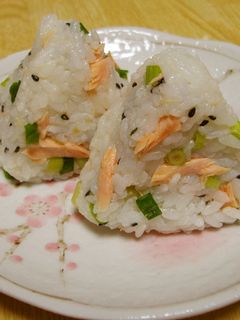 鮭と青ねぎのおにぎり-レシピのメイン写真
