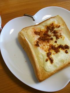 クリームチーズと食べるラー油のトースト-レシピのメイン写真