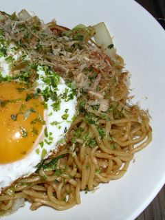 いつものソース焼きそばに~目玉焼きを~-レシピのメイン写真