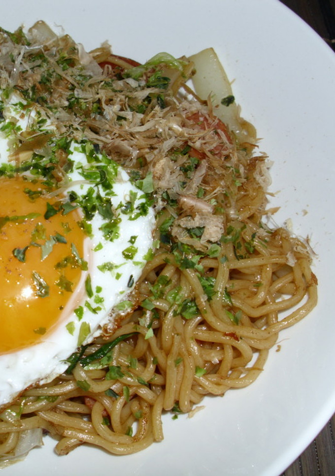 いつものソース焼きそばに～目玉焼きを～-レシピのメイン写真