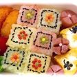 キューブ型で小花弁当 ②